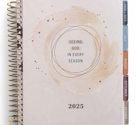 Seeing God in Every Season - 2024 - 2025 18-Month (in)courage Devotional Planner (July 2024 - December 2025)